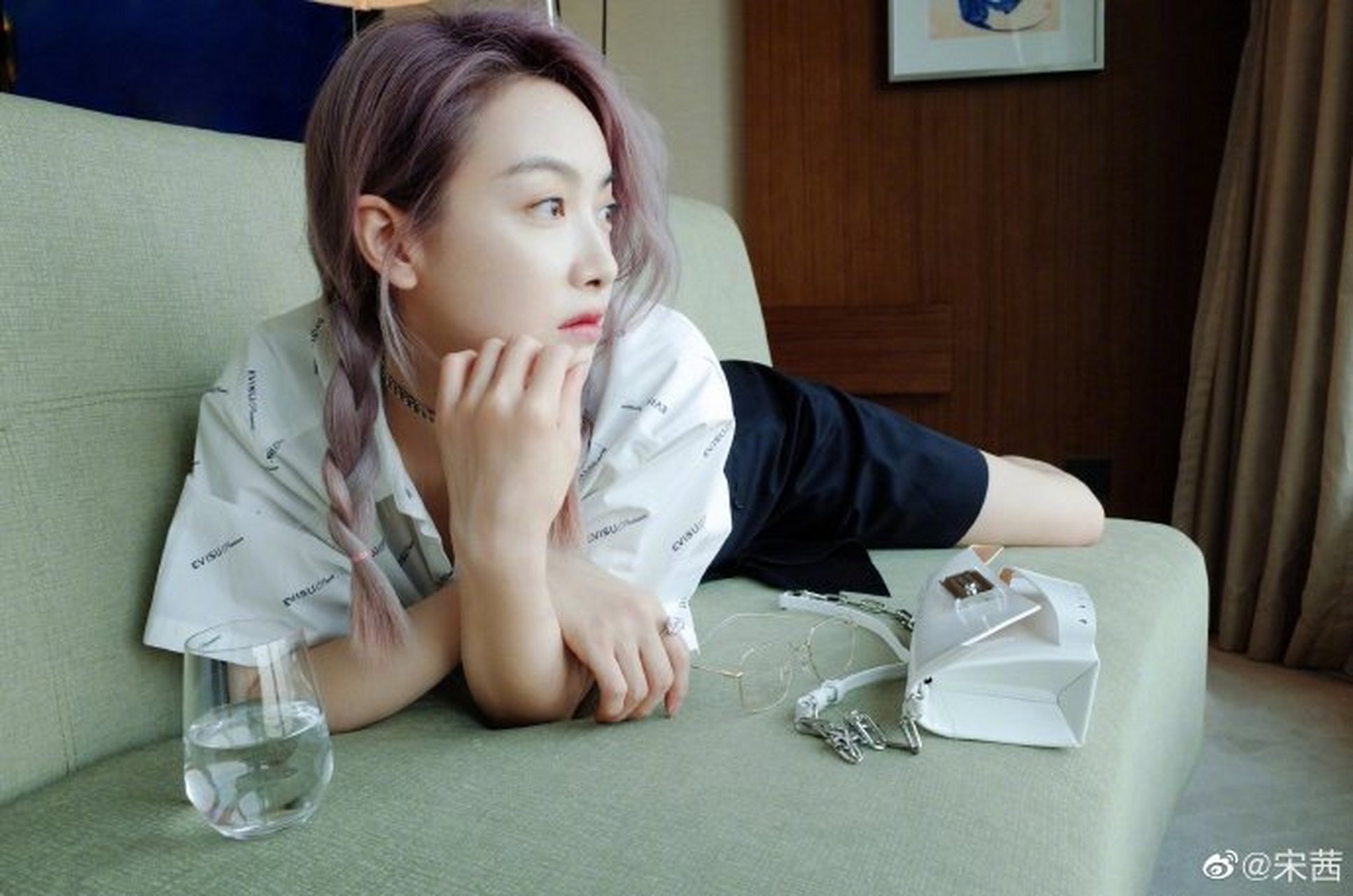 宋茜晒九宫格美照紫发扎双马尾戴眼镜文静美好(5)