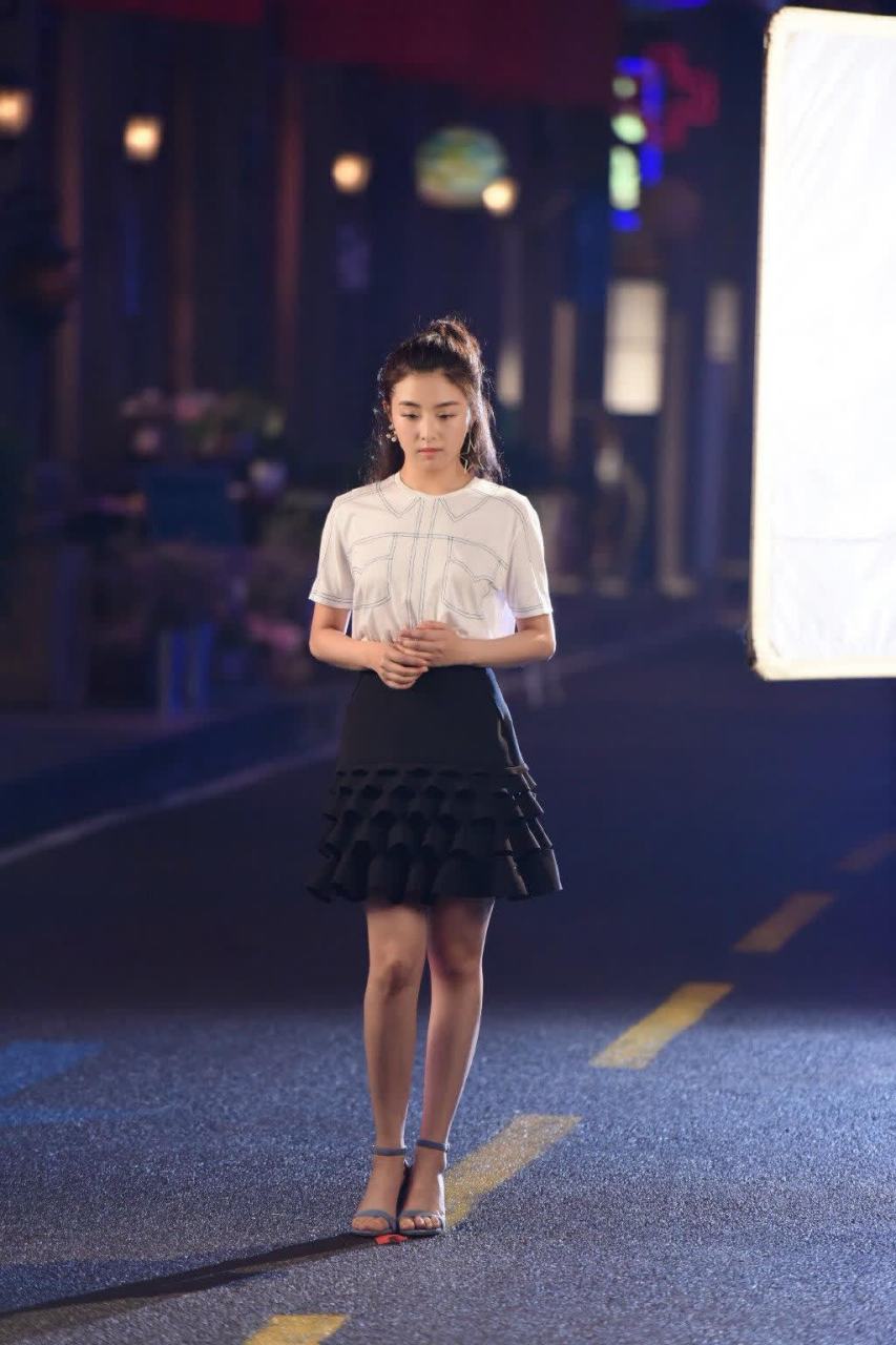 张含韵一字带凉鞋,步步生花,尽显优雅.