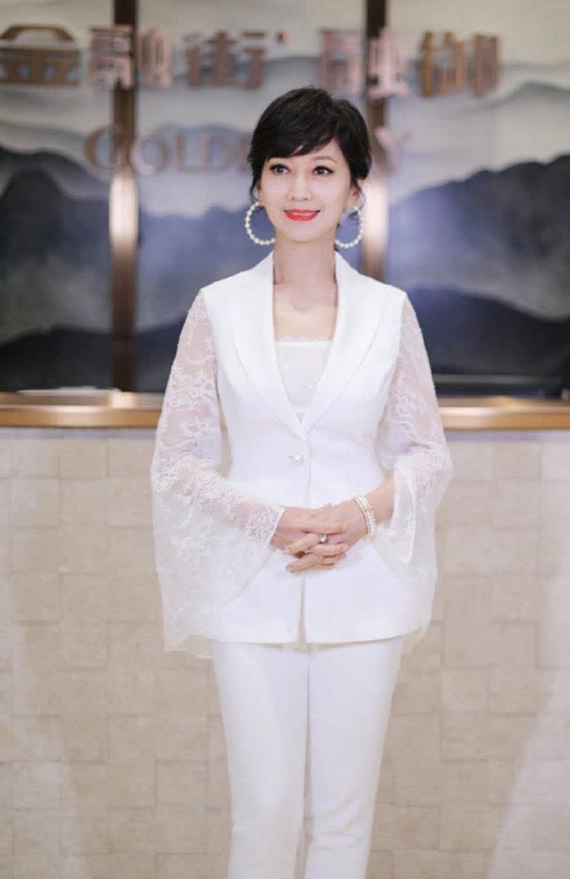 赵雅芝蕾丝拼接西装干练的同时多了几分温柔女人味