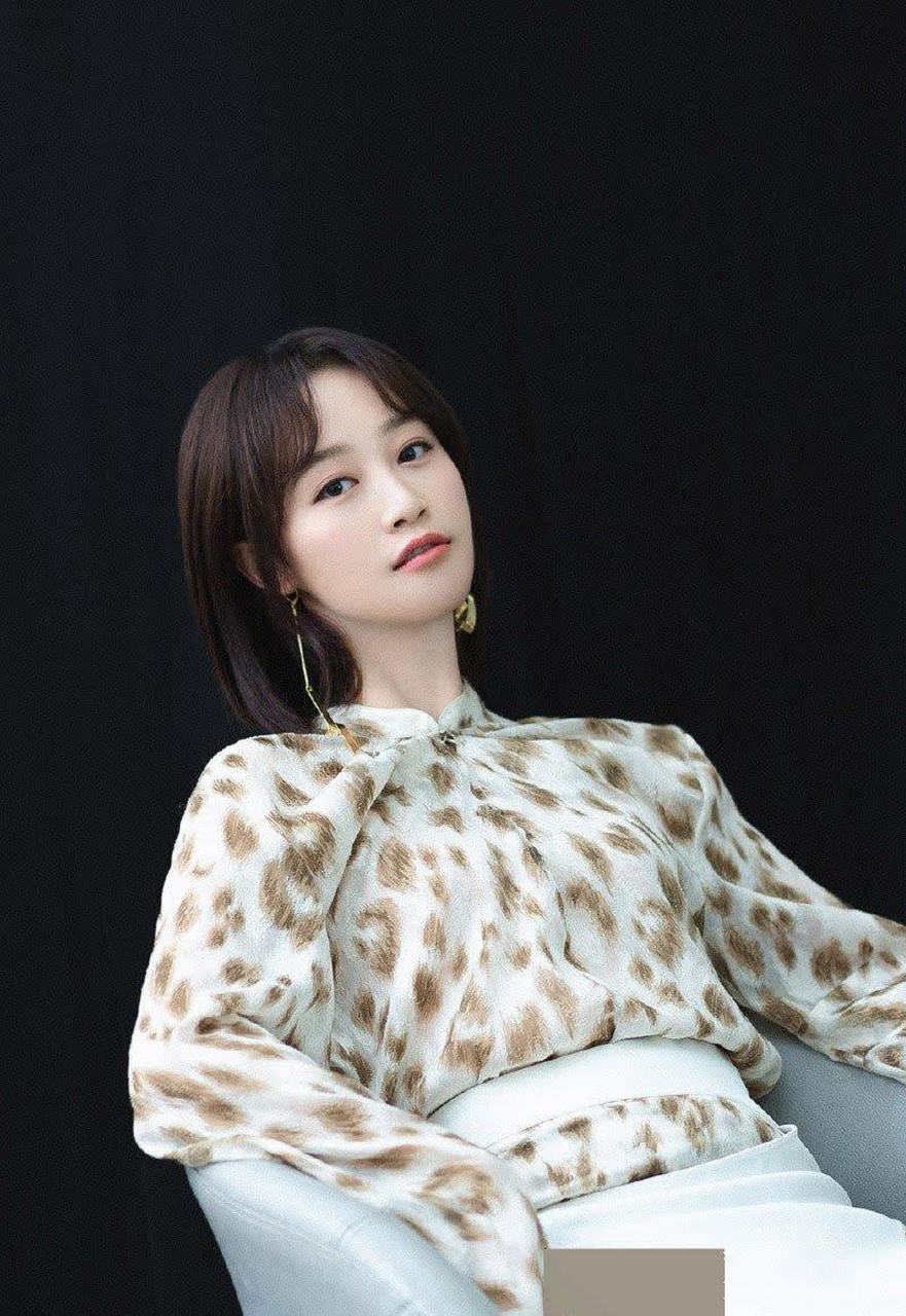 蓝盈莹,短发温婉气质