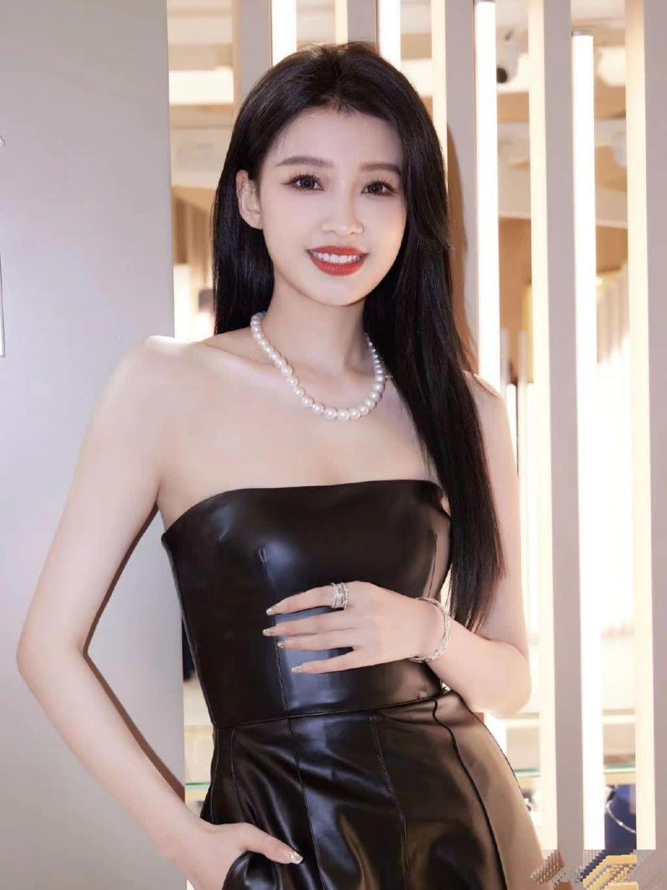 4092 孙怡的年轻如同夏日的星空,闪烁着迷人的光芒,令人心醉.