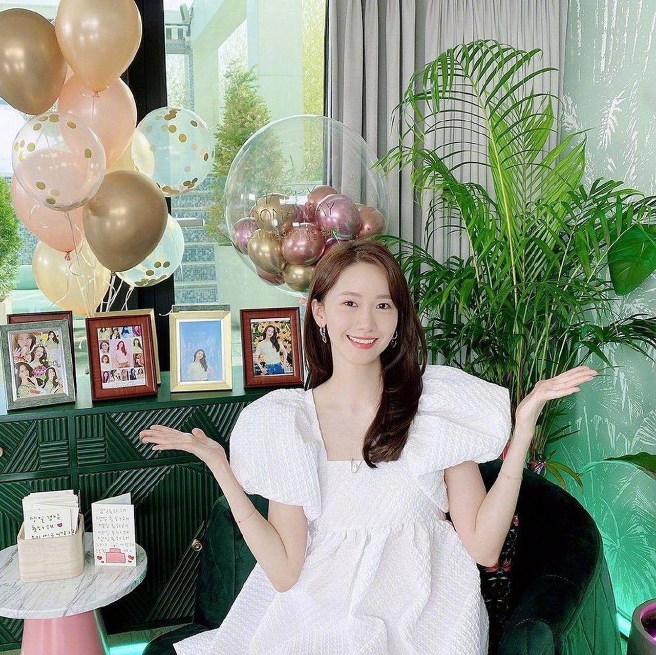 少女时代林允儿直播庆31岁生日穿白裙出镜状态好似18岁
