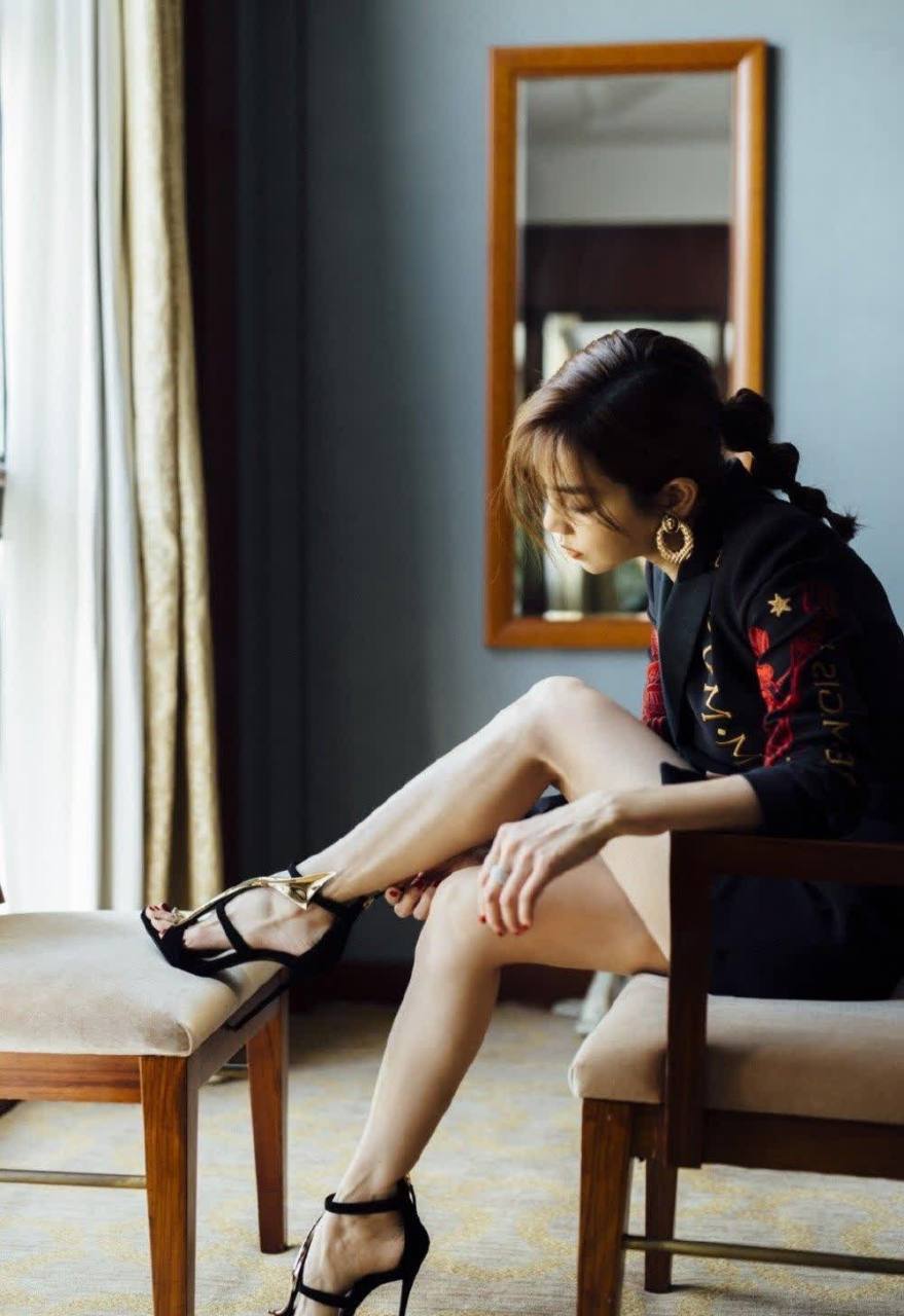 陈嘉桦迷人气质写真