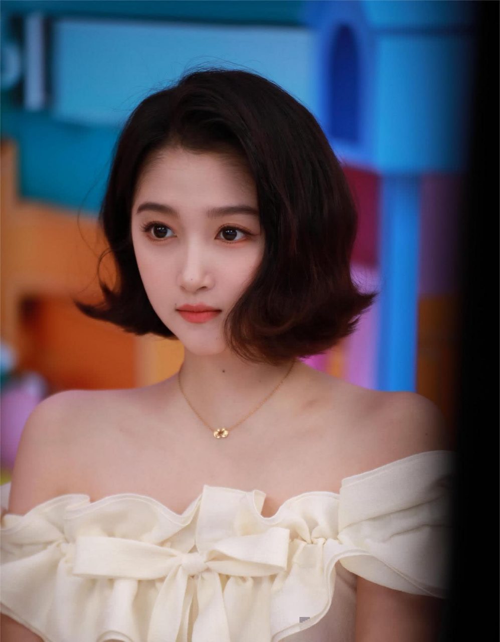 关晓彤白色露肩花朵裙