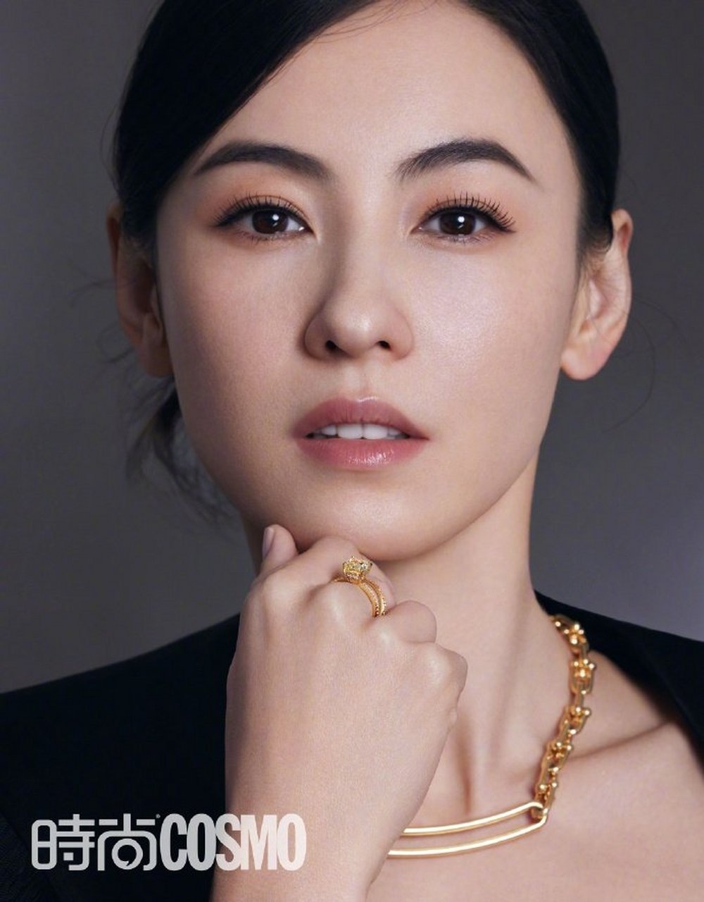 张柏芝怼脸大片曝光素雅淡妆出镜利落盘发状态佳