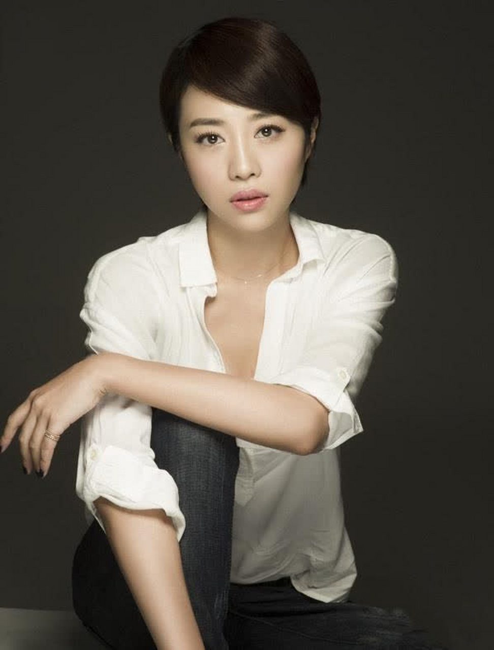 实力派演员张龄心短发个性写真