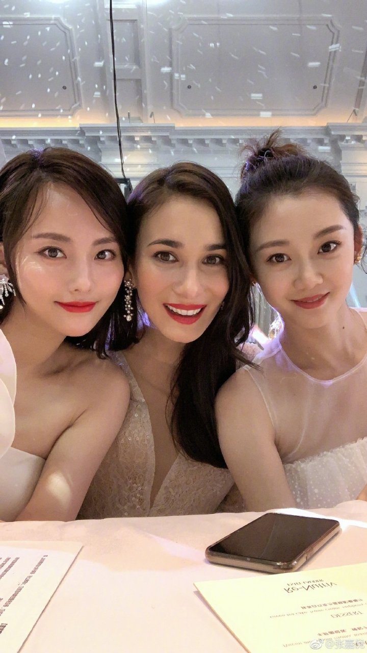 张嘉倪晒与卢靖姗苗苗合照自拍角度清奇变"蛇精脸"