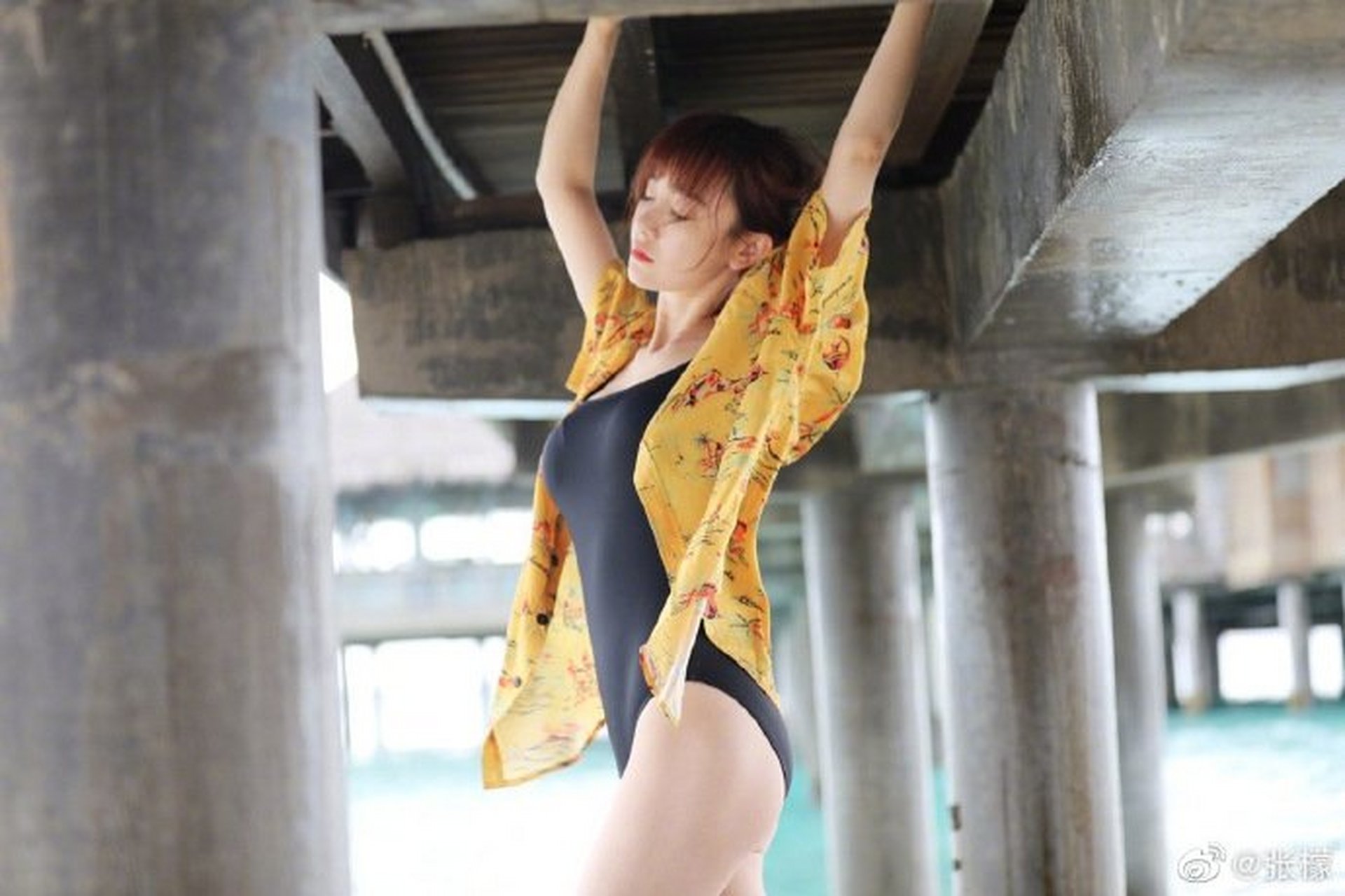 张檬晒泳装照尽显大好身材海边踏浪灿笑肌肤白皙似雪