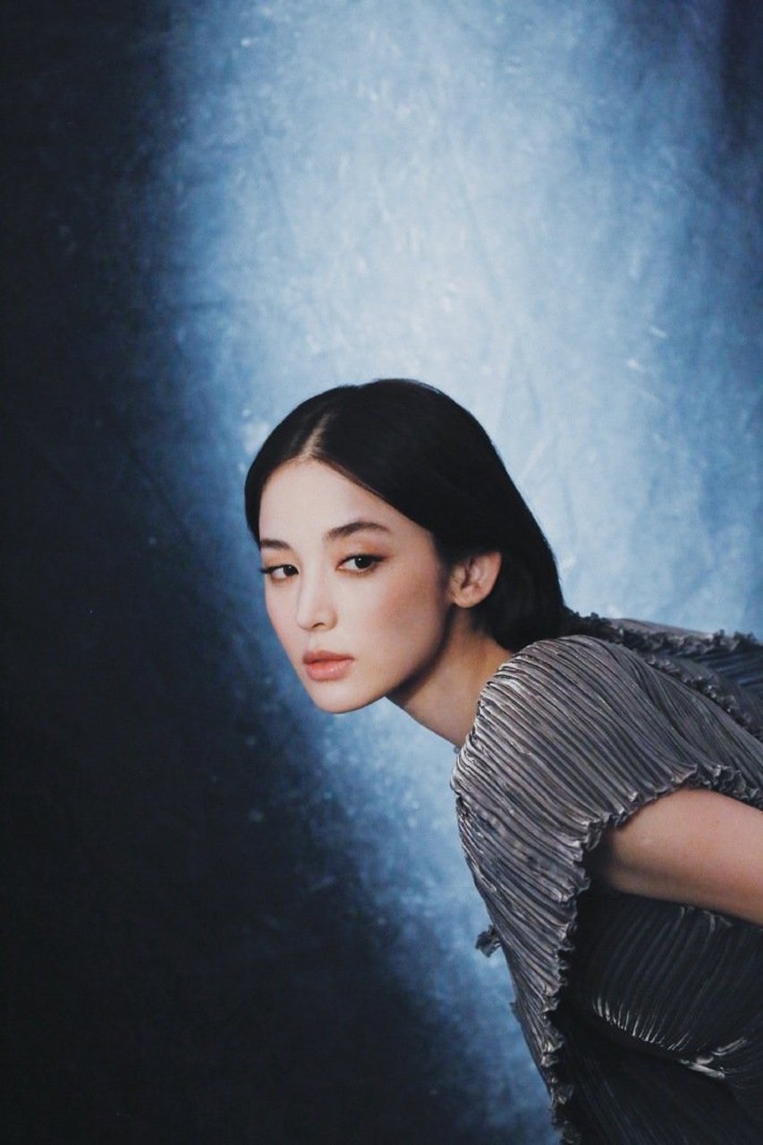 娜扎穿设计感时装气质高冷秀立体五官上演侧颜杀