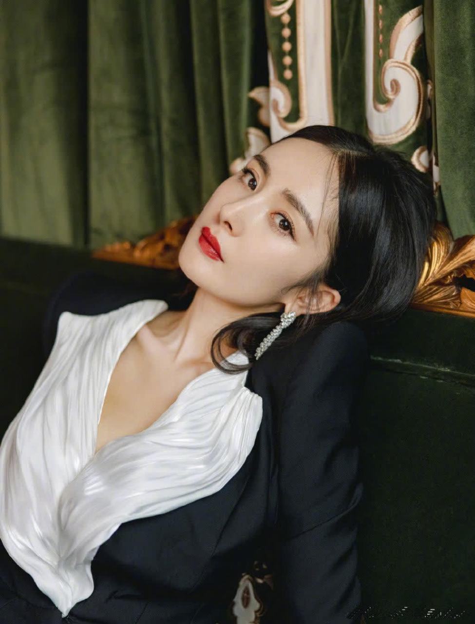 幂幂的大长腿与完美的颜值身材,宛如大自然的杰作,令人心动不已.