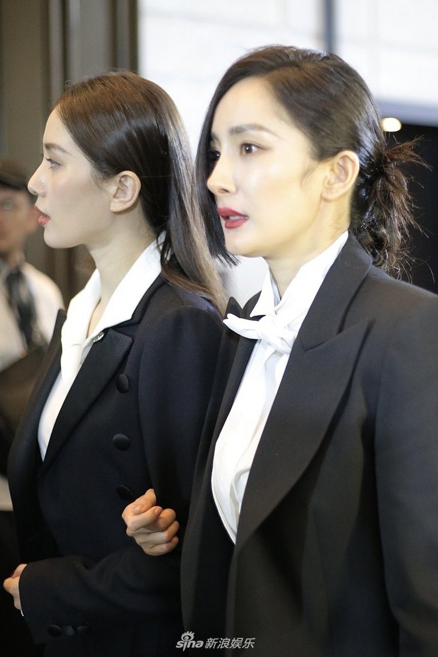 杨幂刘诗诗挽臂同行亲密无间二人穿黑色西装帅出新高度