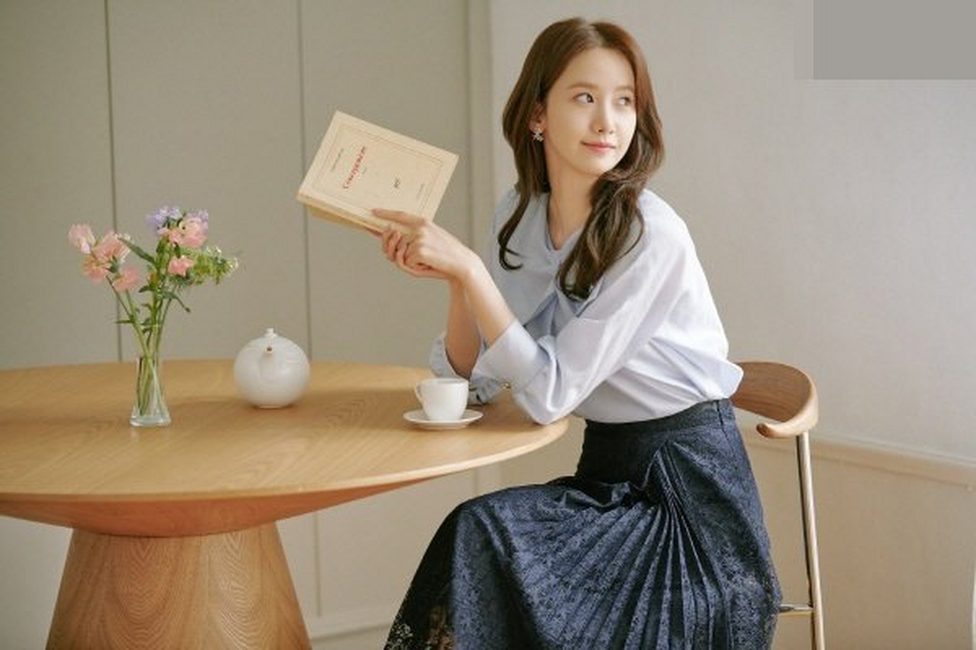 少女时代林允儿春季写真穿碎花裙温柔清新