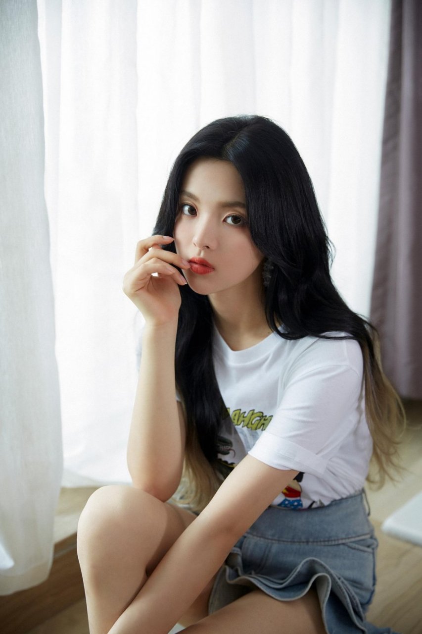 杨超越白t搭牛仔热裤秀长腿大波浪卷发清纯不失妩媚