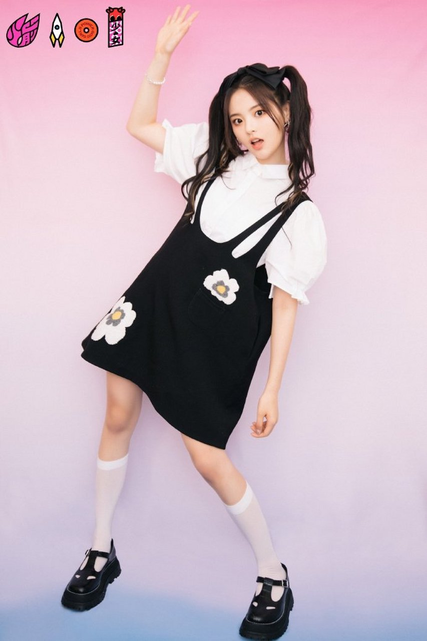 杨超越戴蝴蝶结发饰扎双马尾穿花朵背带裙元气俏皮