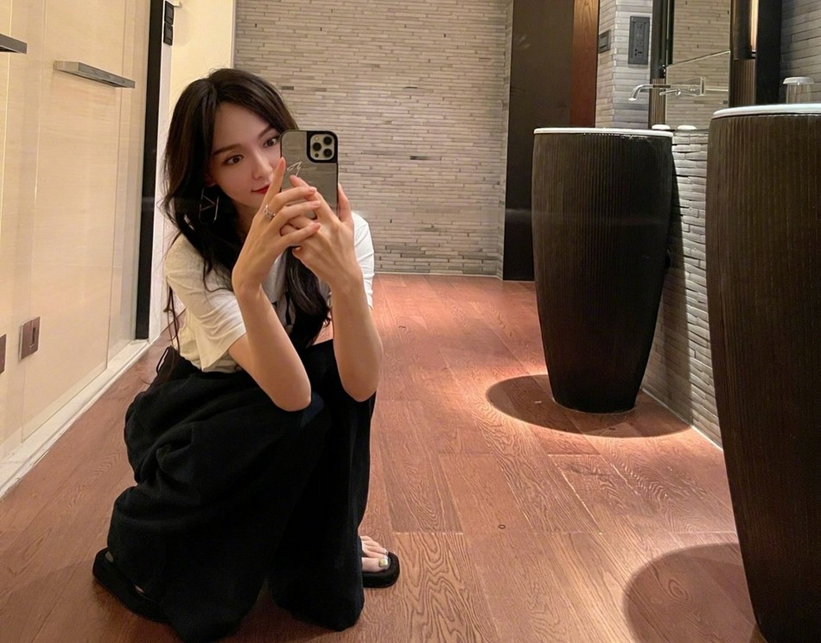 唐嫣绿洲深夜晒九宫格美照精致妆容对镜甜笑自拍