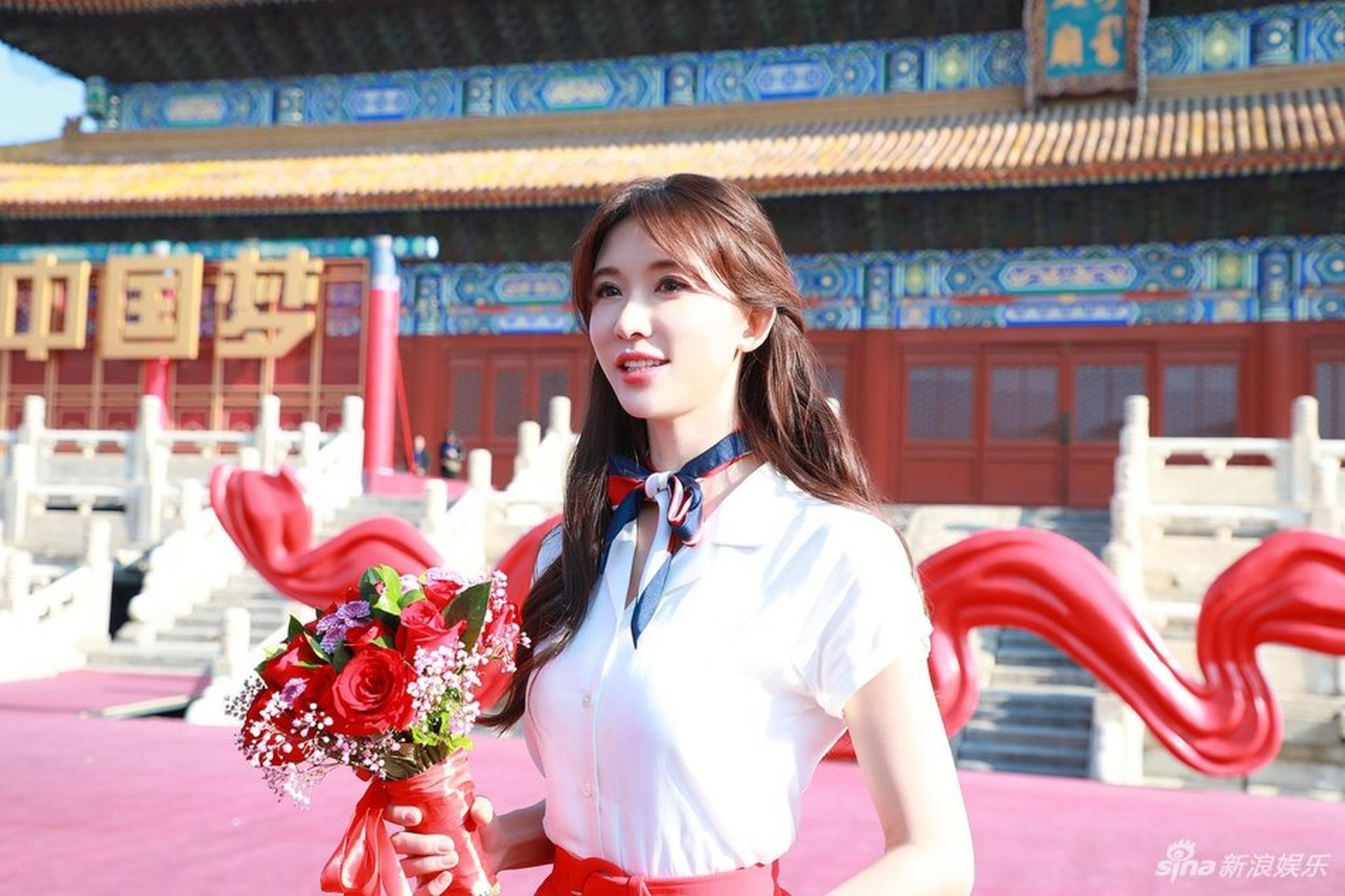 林志玲白衬衫红裙大方优雅