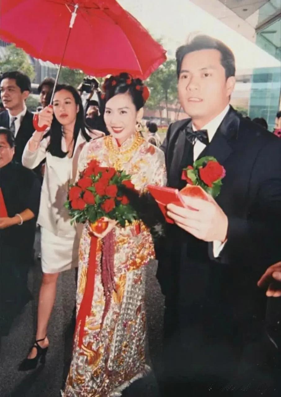 吕良伟与邝美云结婚照