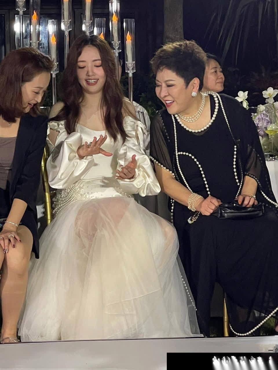 郭碧婷婚戒图片