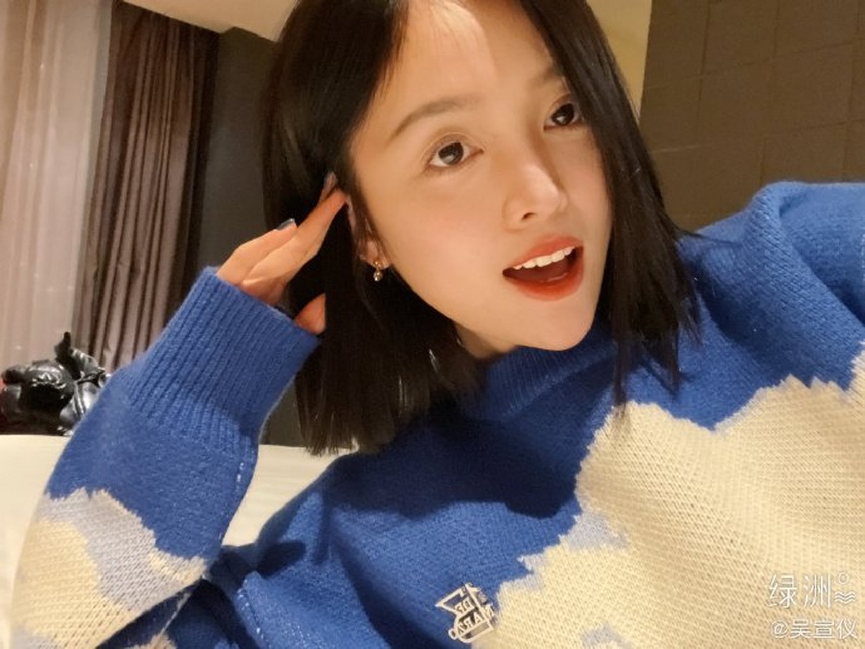 吴宣仪绿洲微笑自拍活力满满大眼红唇短发造型超少女