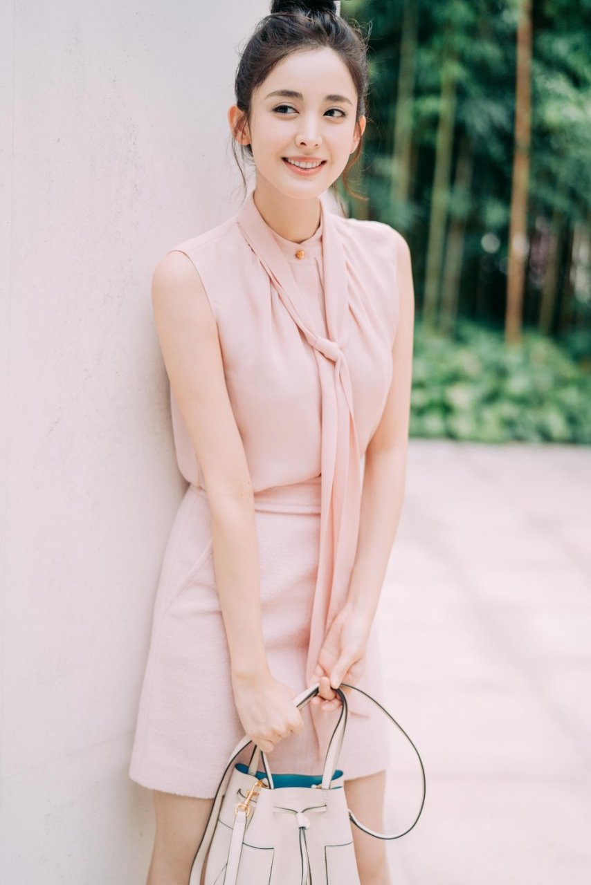 古力娜扎身着莫兰迪系浅粉衬衫搭配少女粉短裙