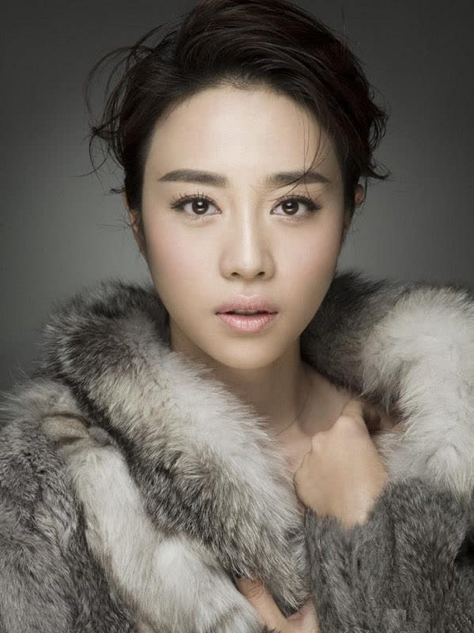 实力派演员张龄心短发个性写真