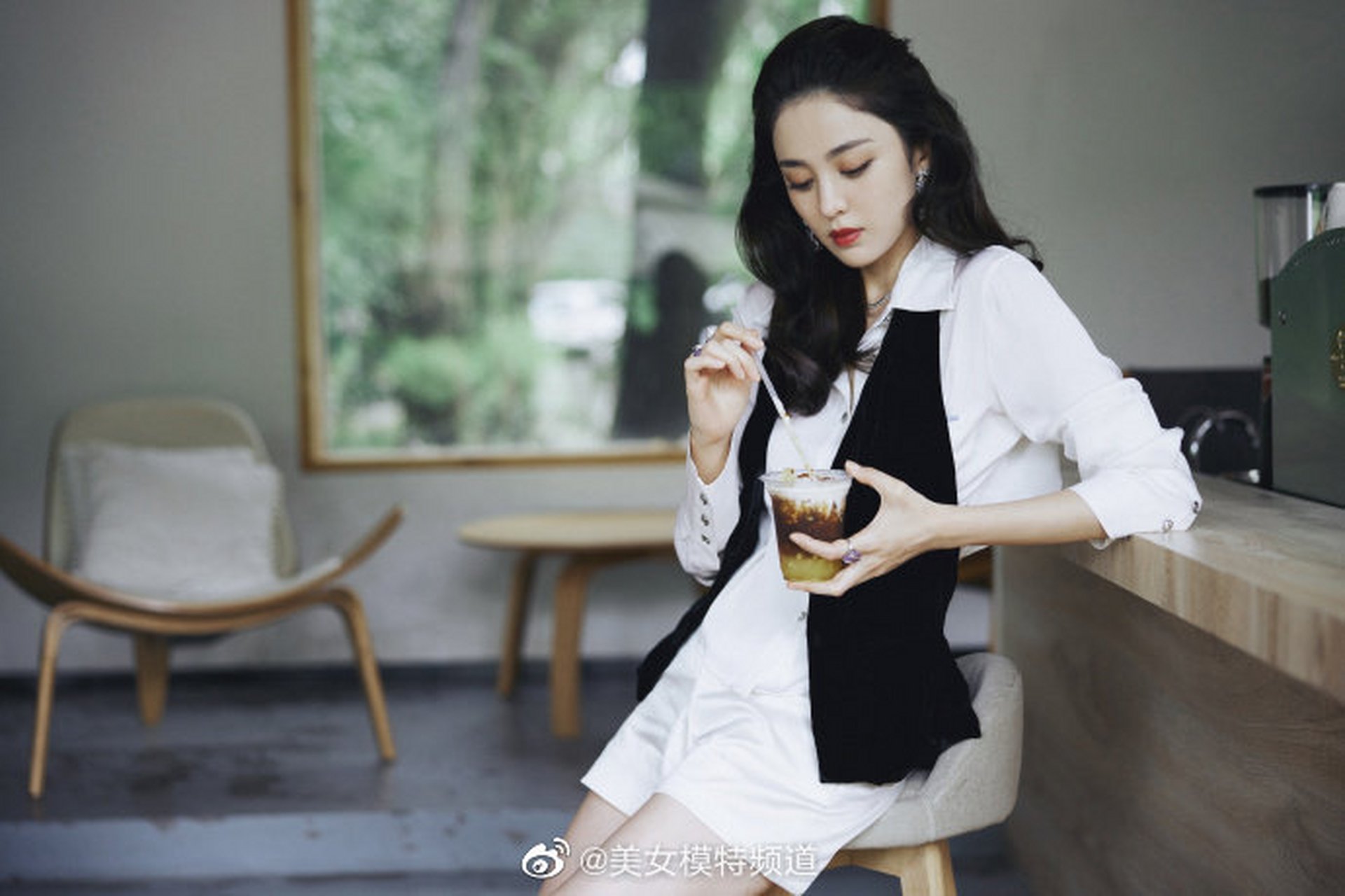 古力娜扎白衬衫搭卷发简约大方午后静坐低眸凝视悠闲惬意