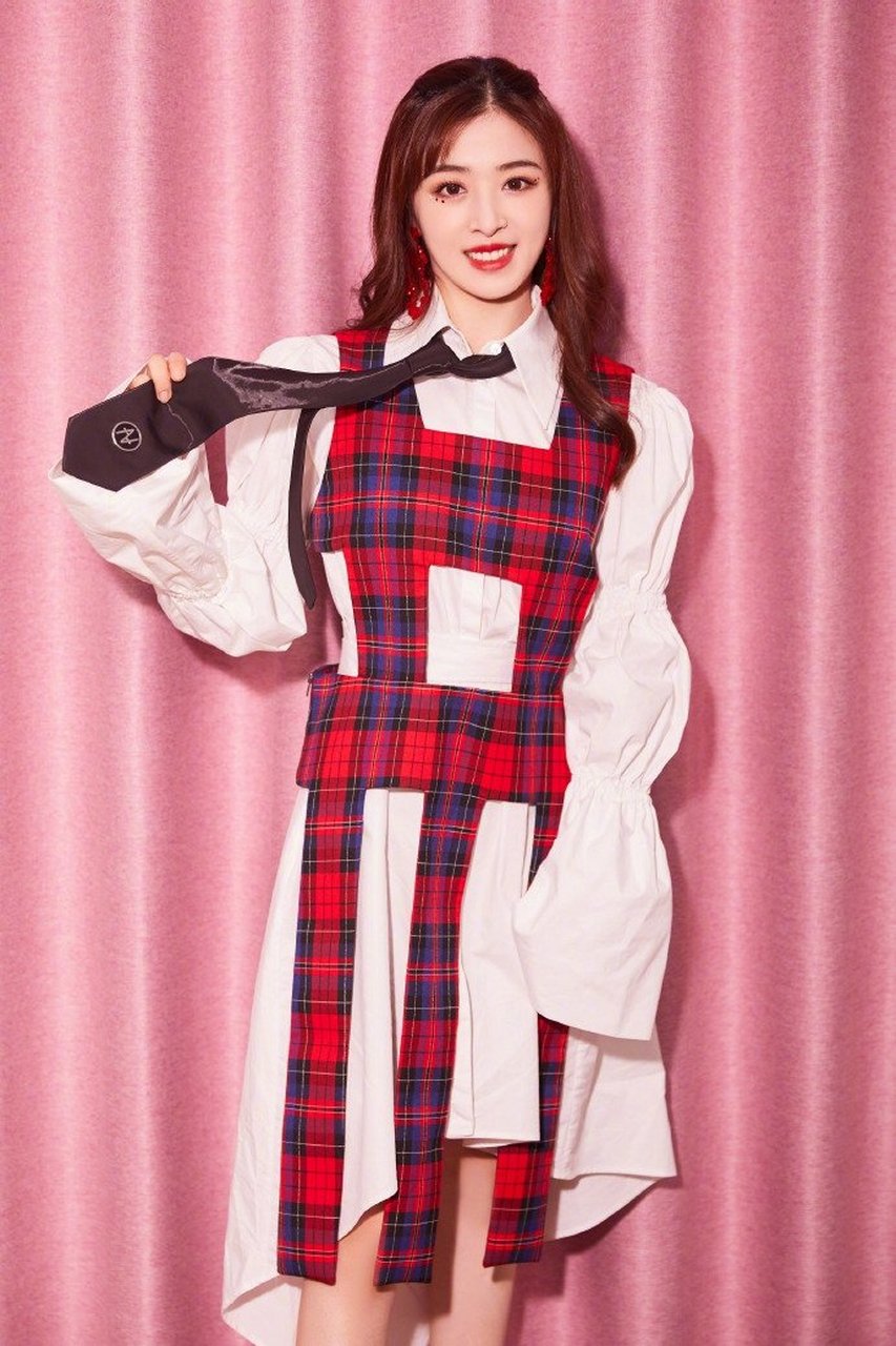 张含韵穿红蓝格子拼接白裙扯领带可甜可酷风格百变