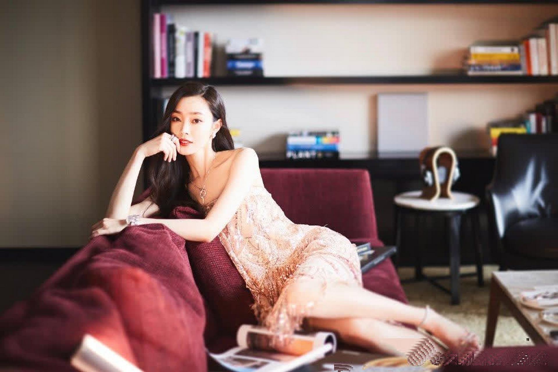 宋轶大长腿,如同天鹅般的优美与高贵.