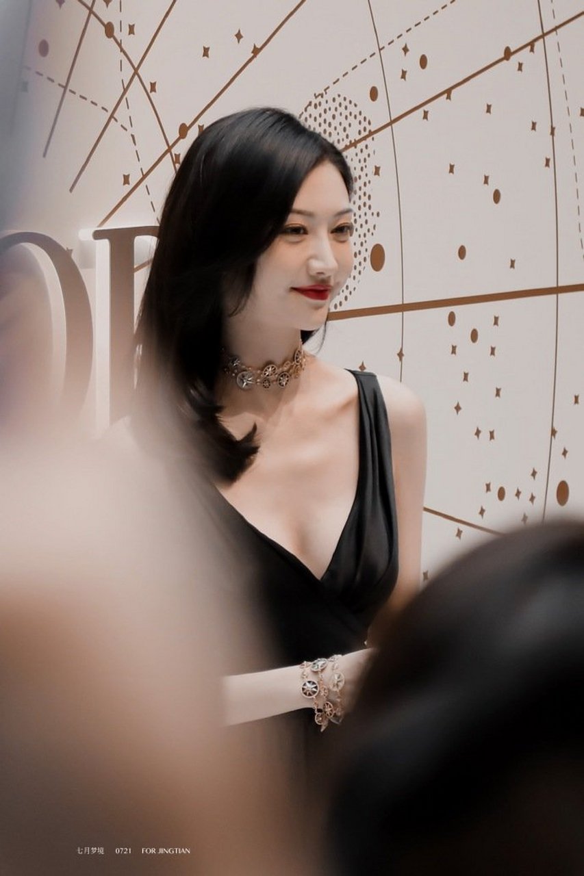 景甜一身黑色深v缎面长裙精致优雅展甜美笑容气质满分