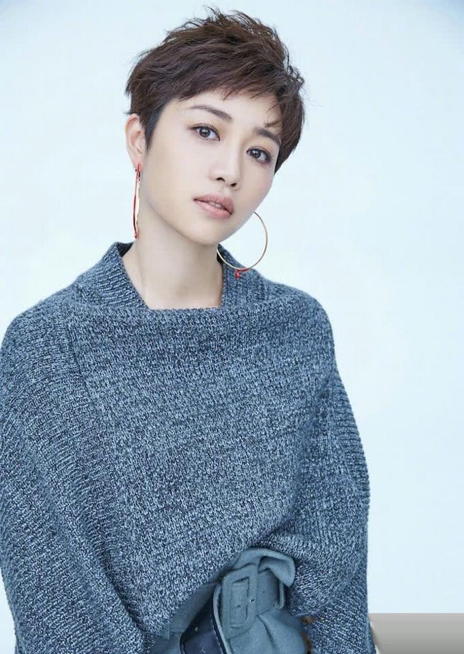 实力派演员张龄心短发个性写真