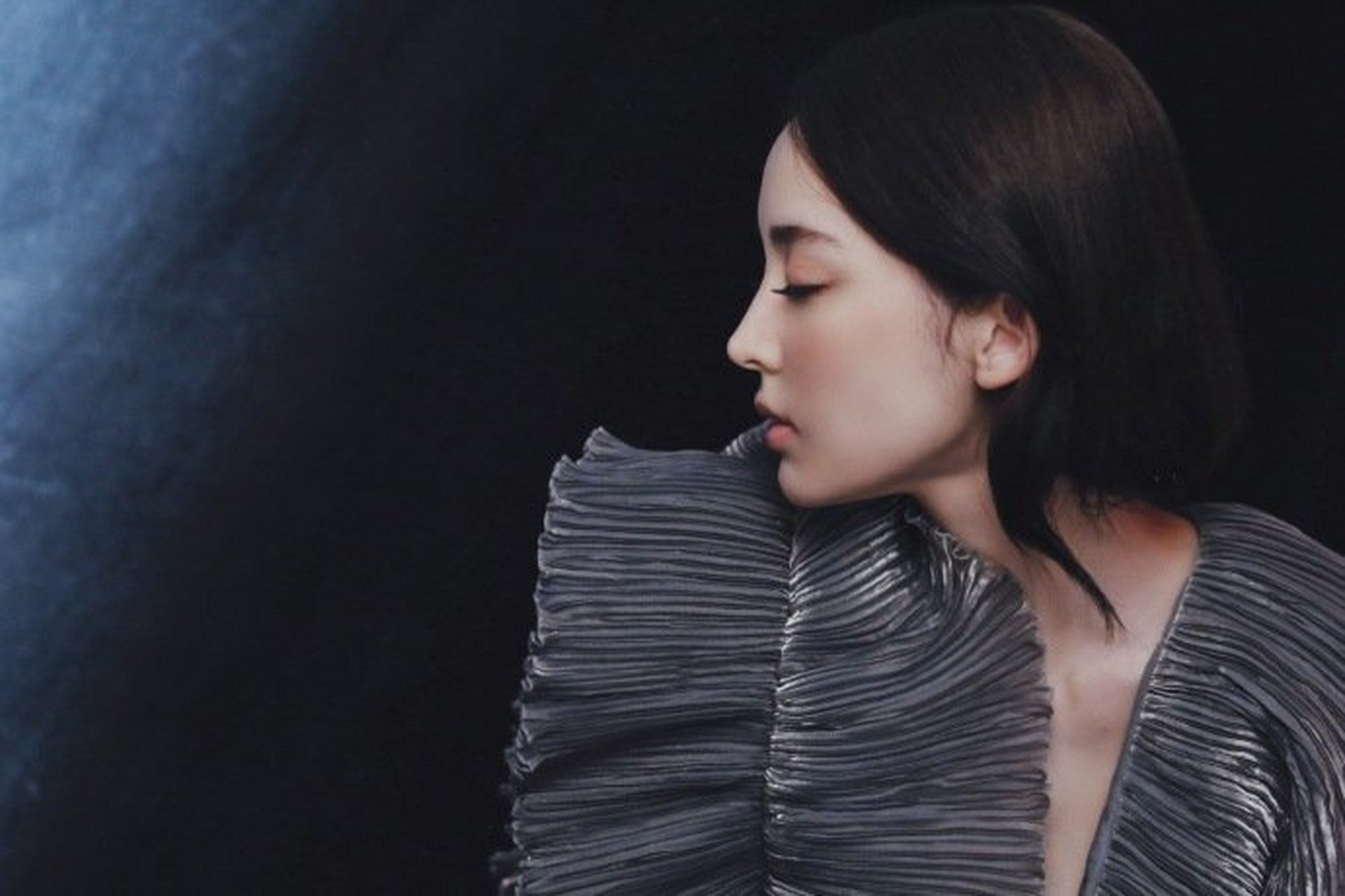 娜扎穿设计感时装气质高冷秀立体五官上演侧颜杀