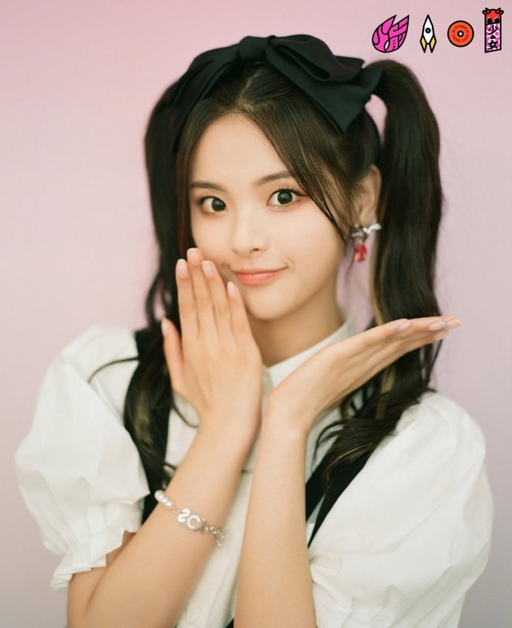 杨超越戴蝴蝶结发饰扎双马尾穿花朵背带裙元气俏皮