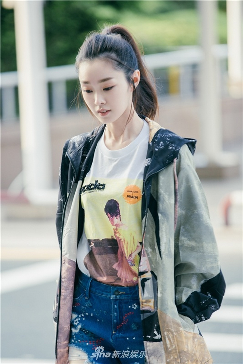 宋轶热裤美腿现身机场清新自然活力满满