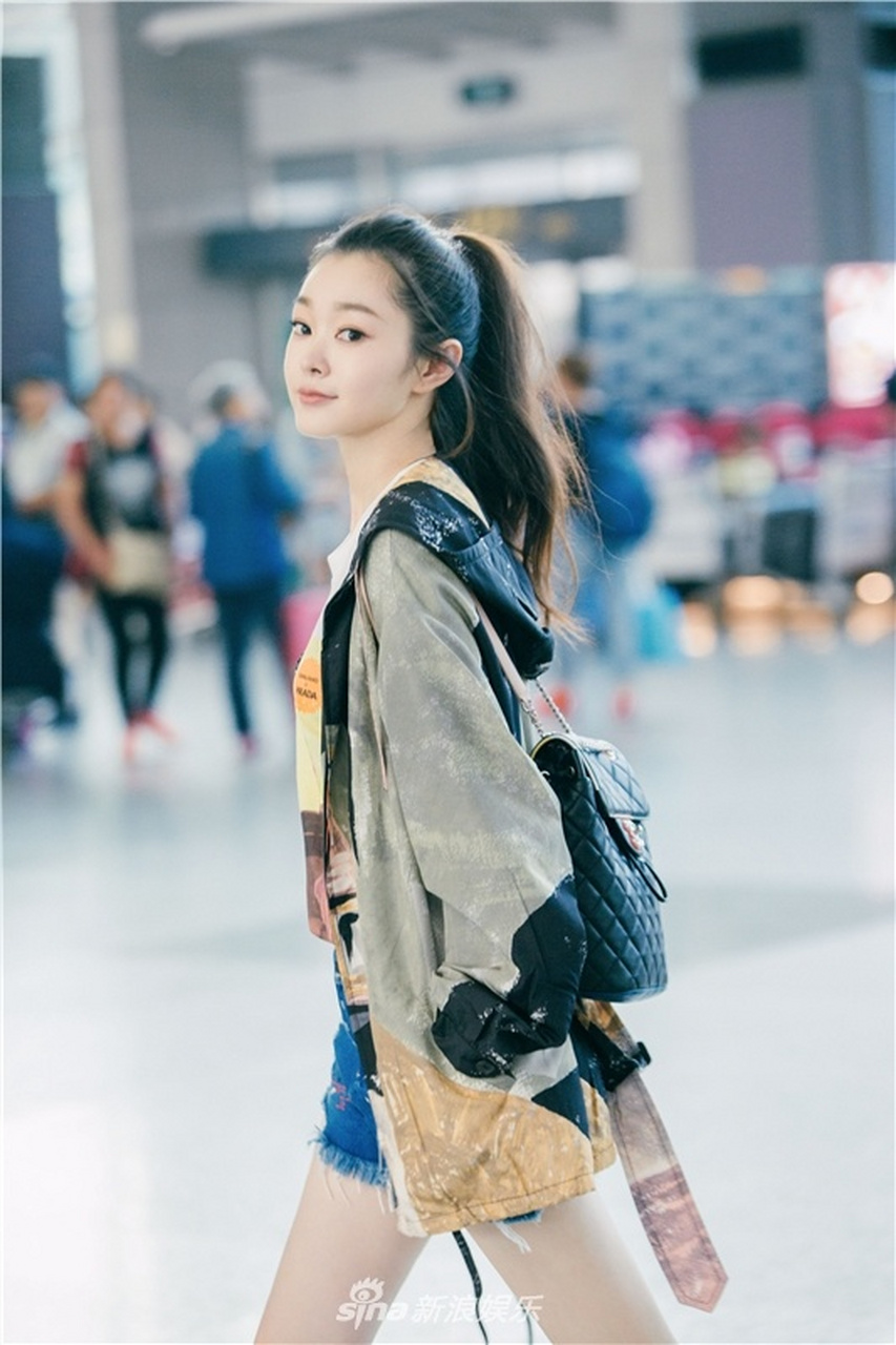 宋轶热裤美腿现身机场清新自然活力满满
