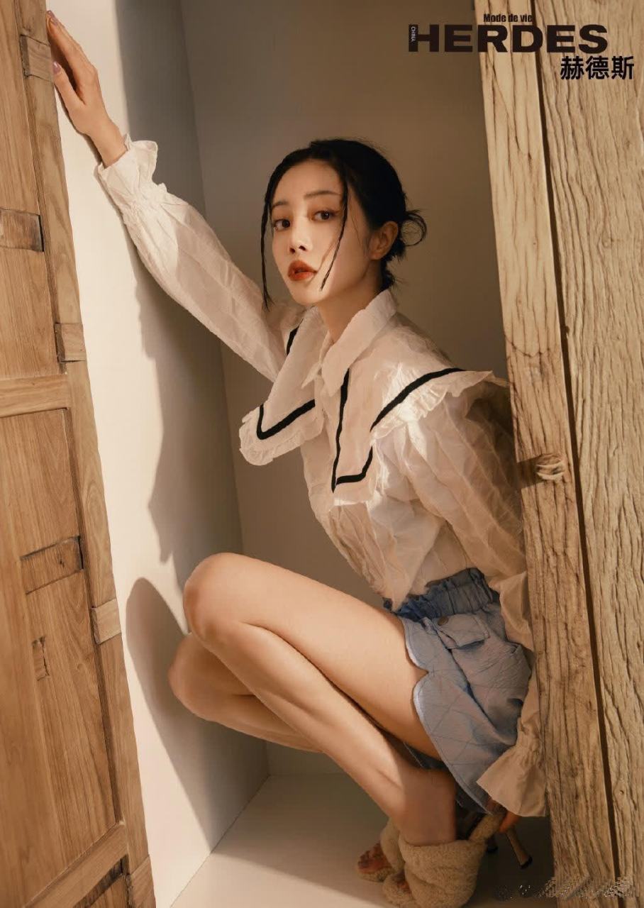 李溪芮,她的美如同春日的花朵,绽放出无限的生机与活力.