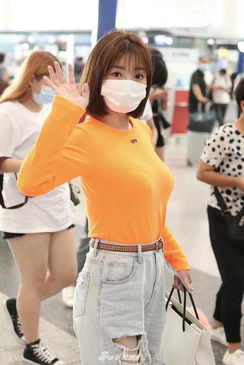 柳岩紧身衣显婀娜身材短发减龄比心发糖甜美升级