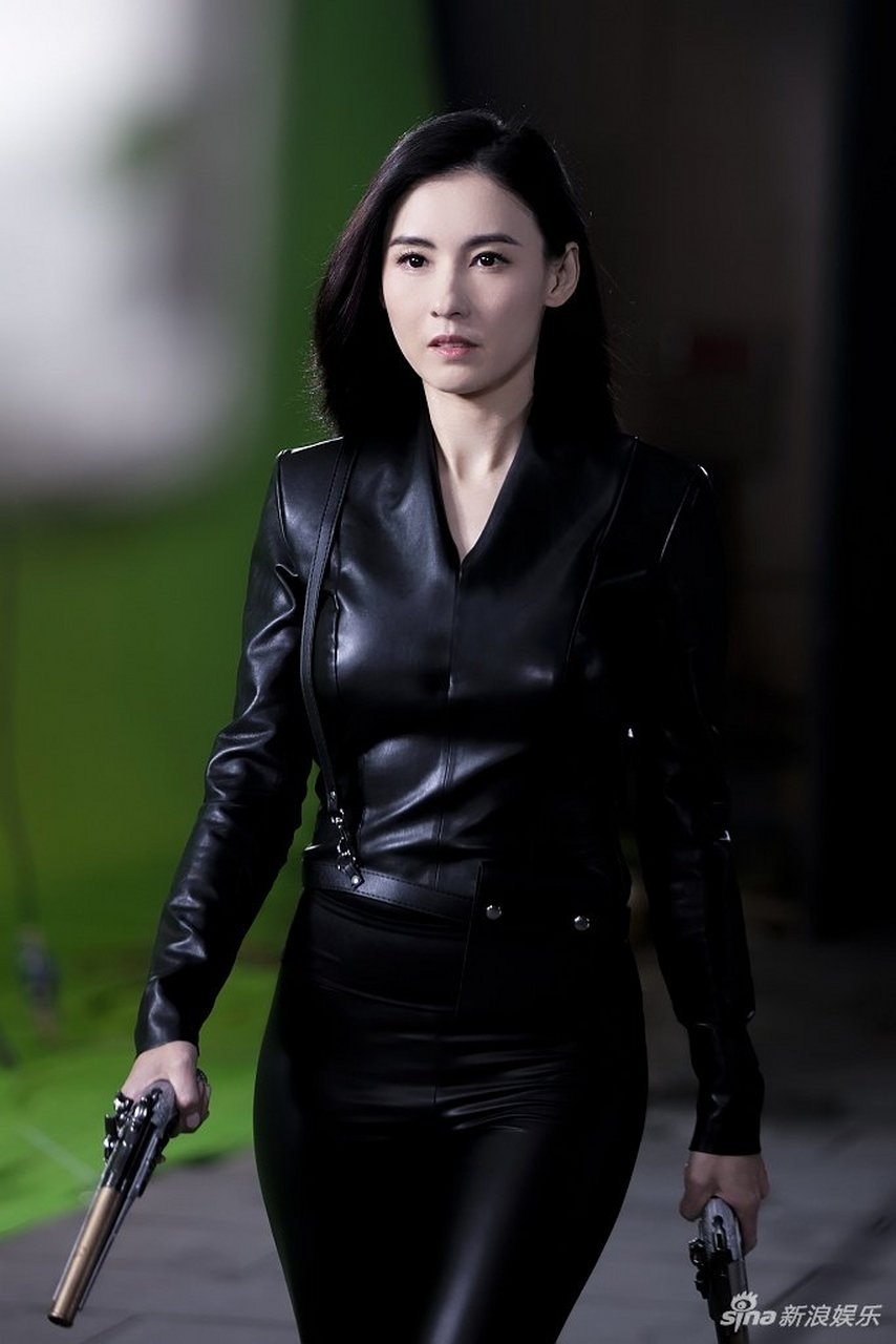 张柏芝穿紧身皮衣显线条持枪姿态飒爽表情冷艳