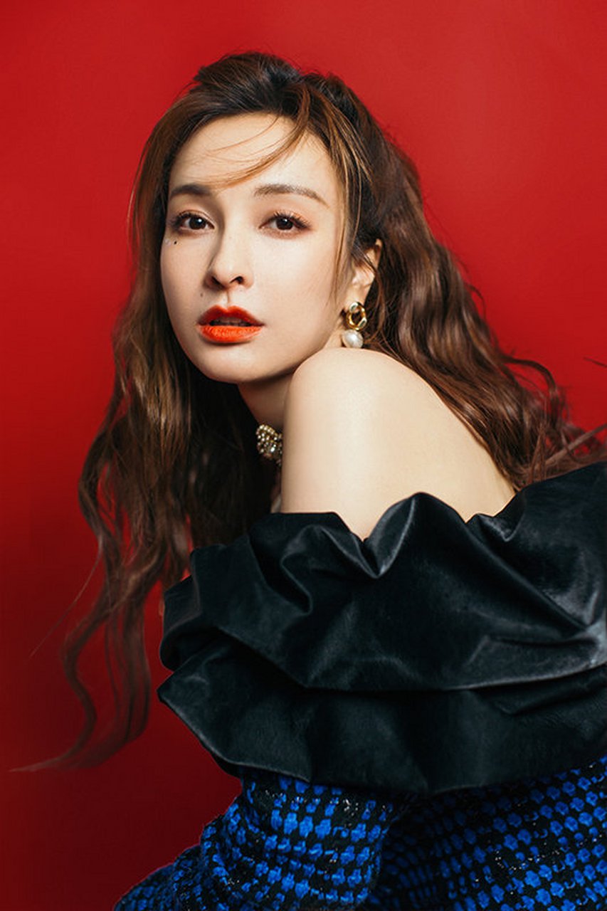 吴昕星星眼妆造型化身甜酷少女穿一字领上衣大秀香肩