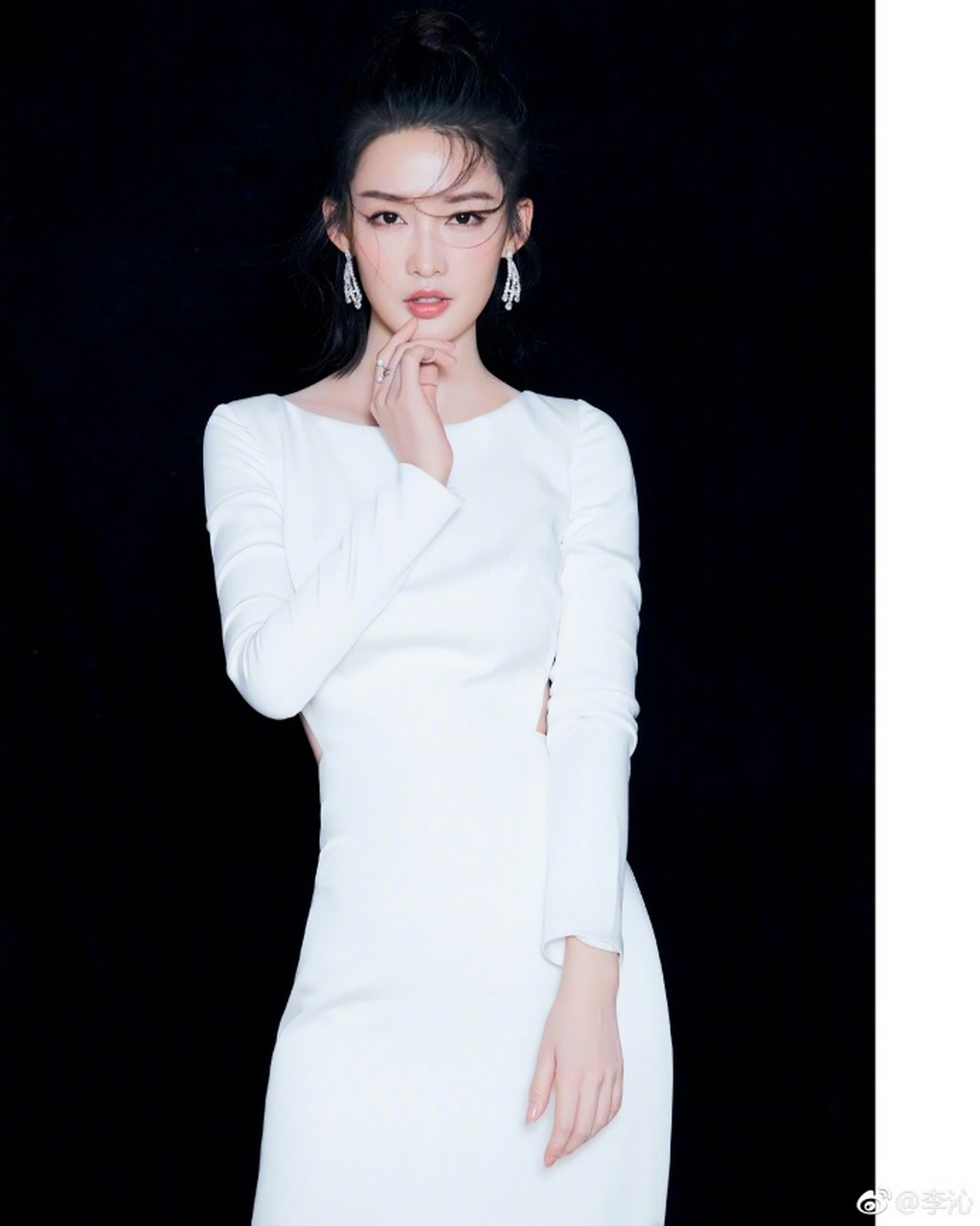 李沁穿贴身长裙露纤腰身姿曼妙抚额耳饰华丽贵气十足