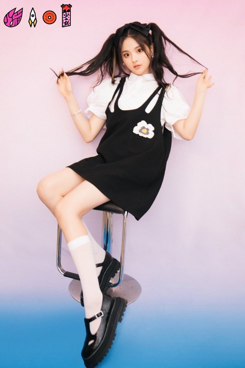 杨超越戴蝴蝶结发饰扎双马尾穿花朵背带裙元气俏皮