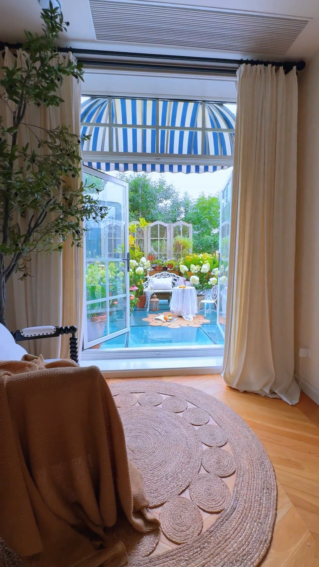 不想出门,就想躺在床上刷着手机,还是呆在家里舒服