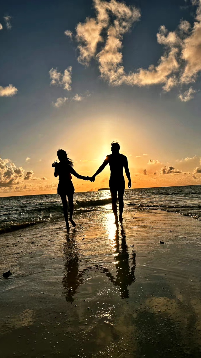 徐艺洋则晒出牵手背影照,文案是:"日落海边