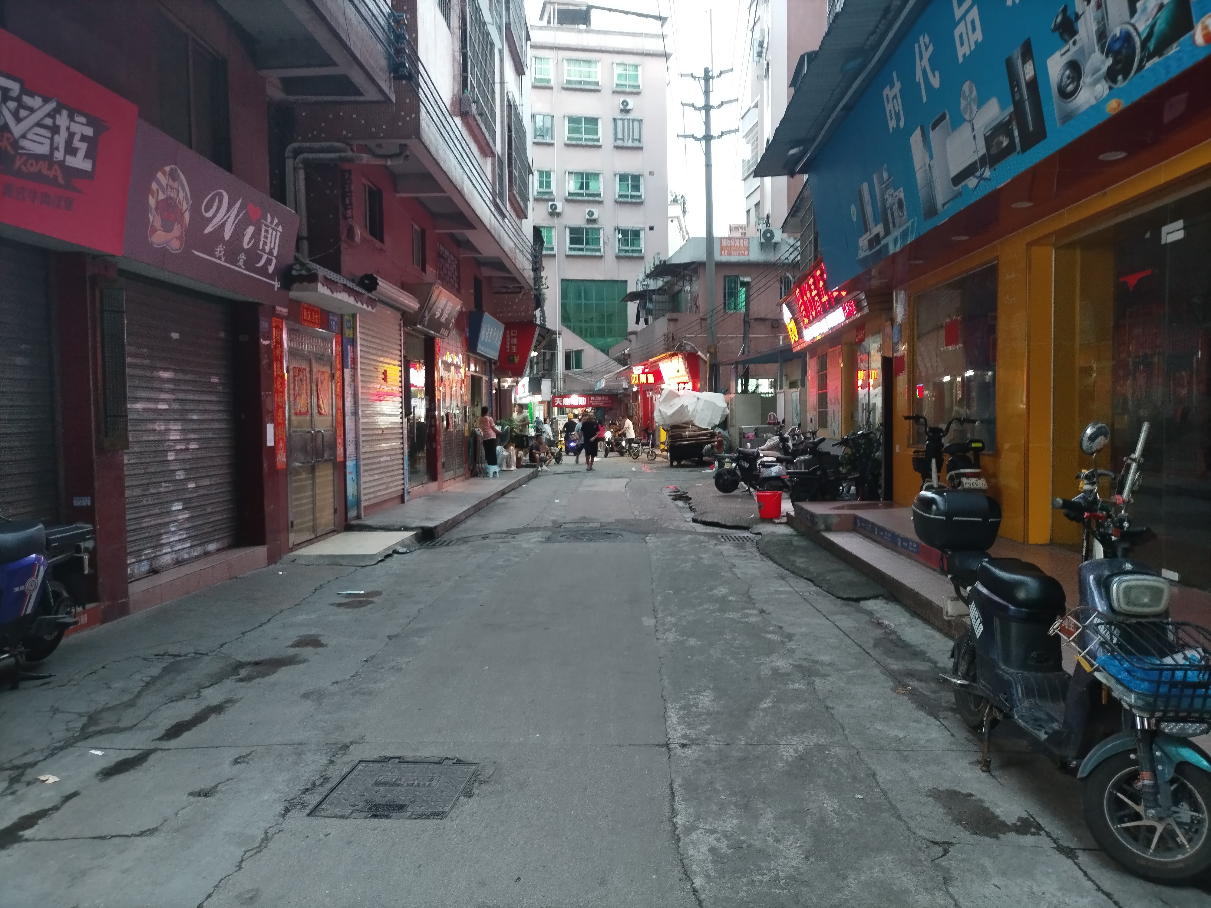 广州的夏天是很热的,风扇一天24小时都在转动
