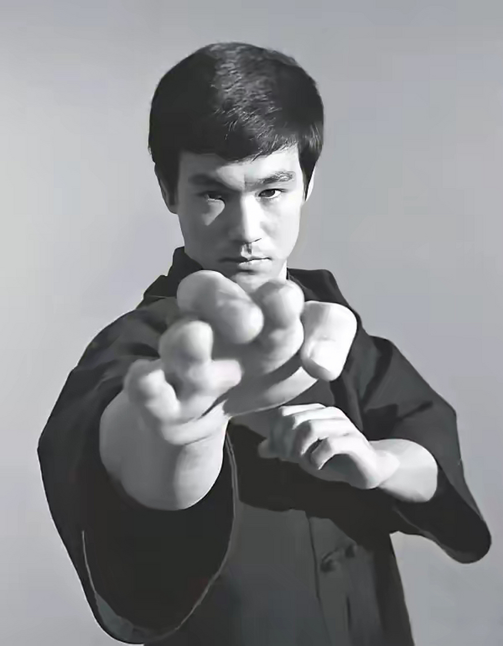 李小龙和邹市明,无规则的前提下,在拳击台上对战,不能出界,谁的实力更