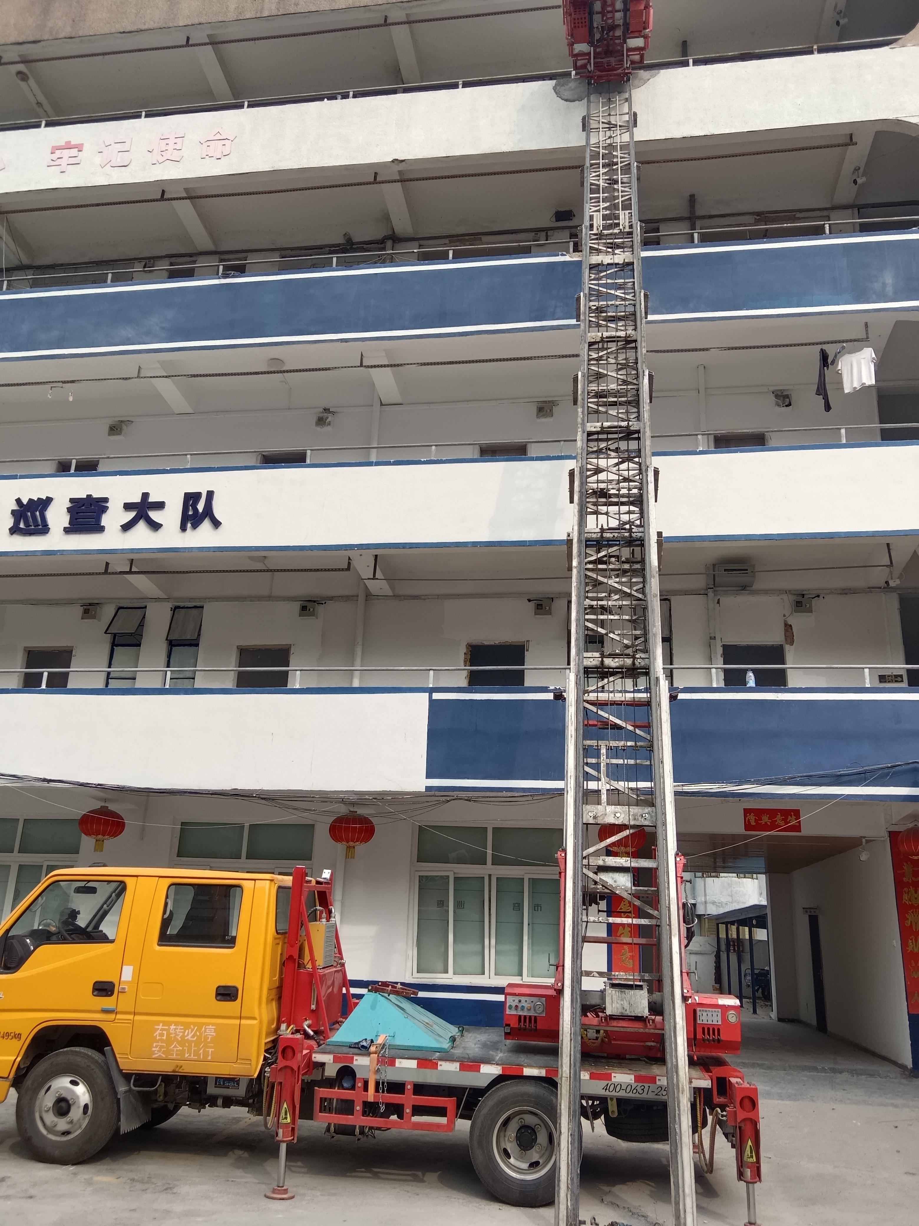 高空云梯车又称搬运车,运输车,解决大部分装修材料人工上楼施工难题