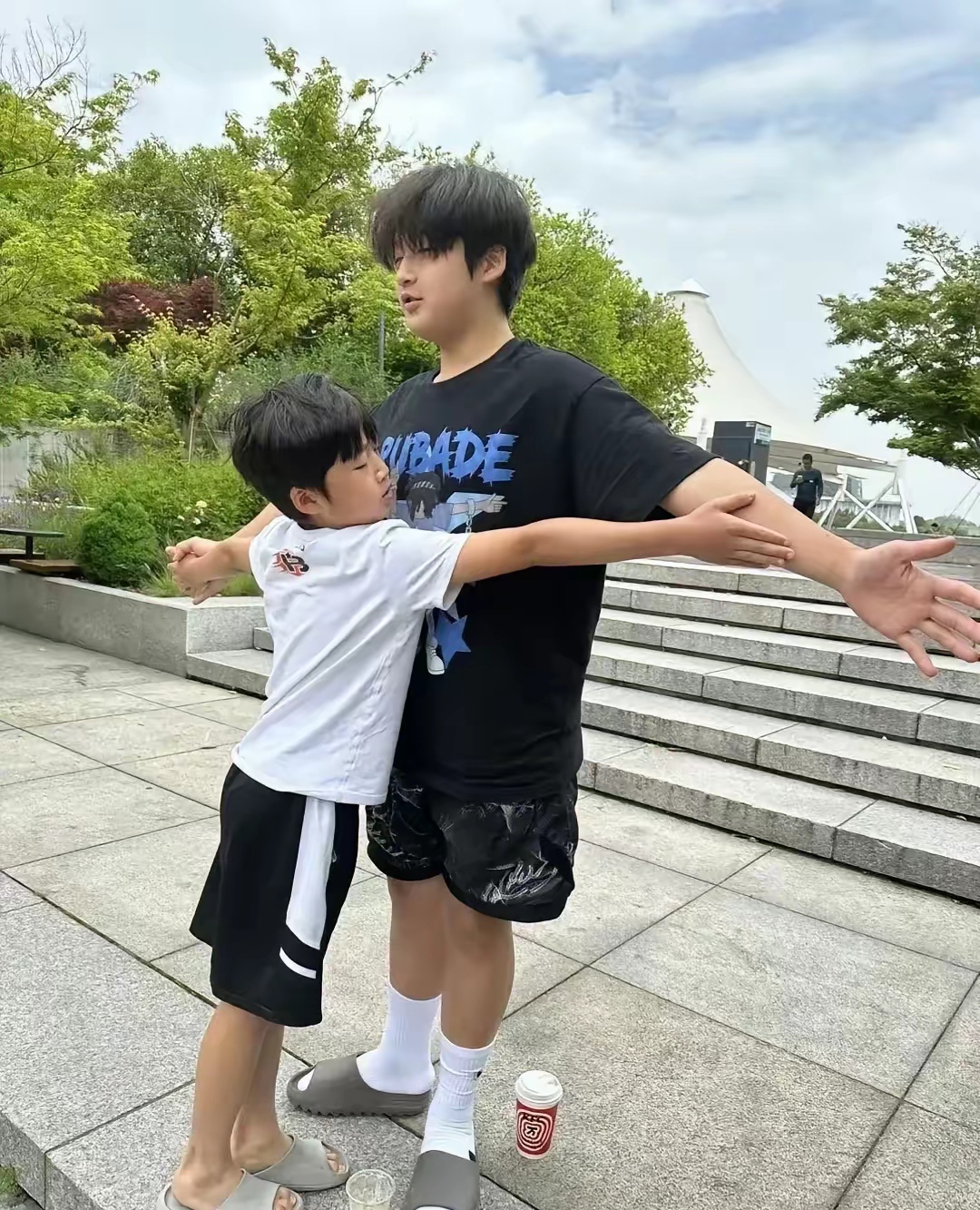 大晚上,邹市明终于忍不住发声了,可是这一切都是他夫妻俩人造成的呀!