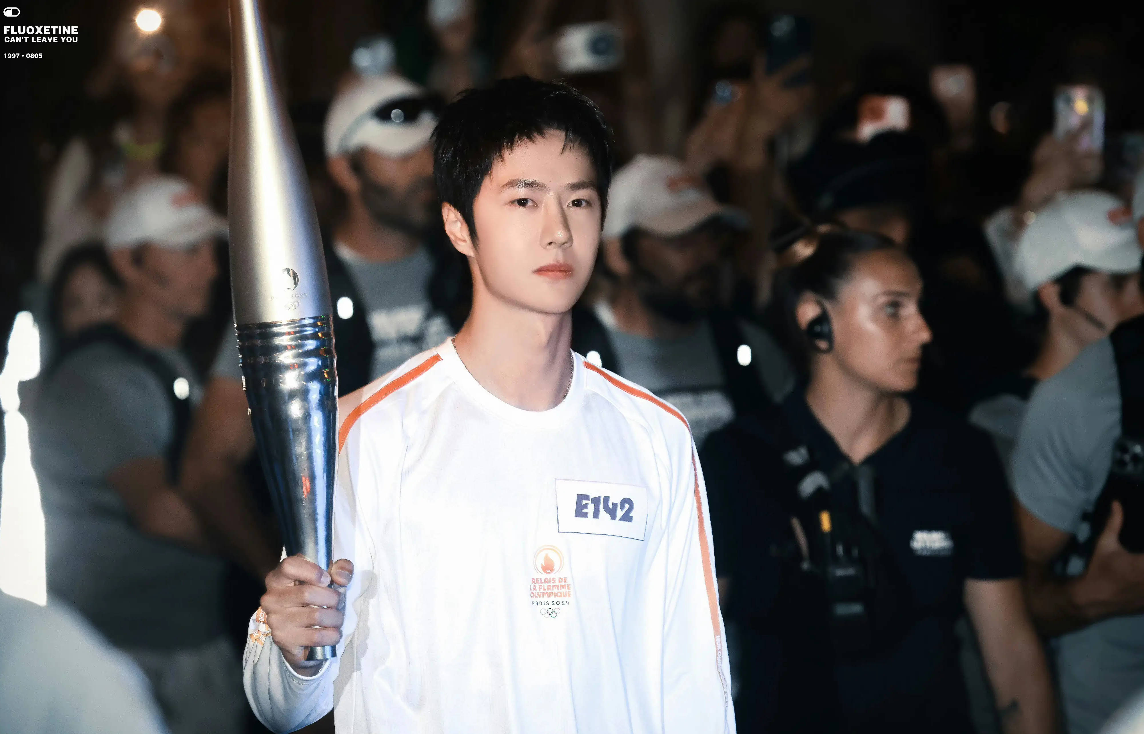 发现中国国旗掉落,弯腰捡起的那一刻引得全场欢呼,他从来都是行胜于言