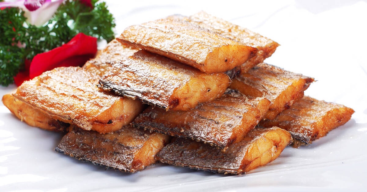 干炸带鱼的做法:外酥里嫩的美味家常菜