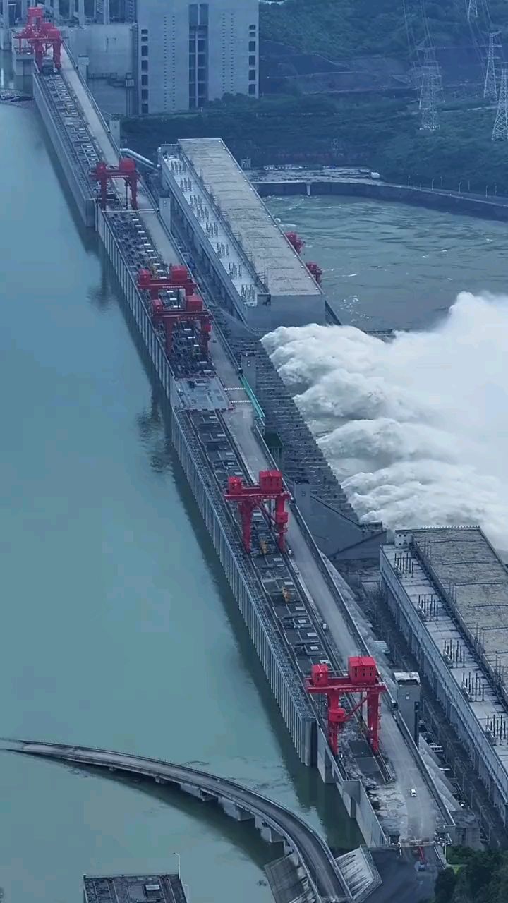 八孔泄洪,气势磅薄,超级工程大国重器三峡大坝.