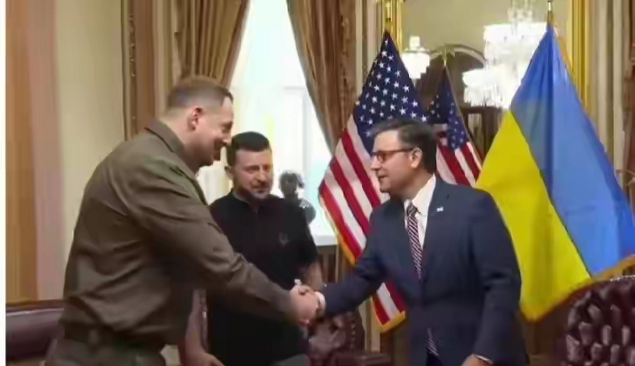 约翰逊在白宫接见了乌克兰总统泽连斯基,并宣布额外为乌克兰提供价值